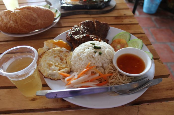 Рис сс мясом и яйцом что попробовать во Вьетнаме из еды