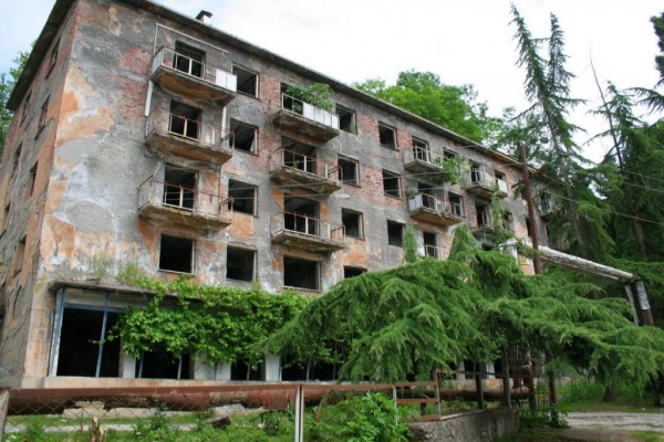 абхазия последствия войны заброшенные дома и санатории