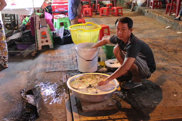 дешёвое кафе локал во Вьетнаме на Фукуоке цена еды 2017 года