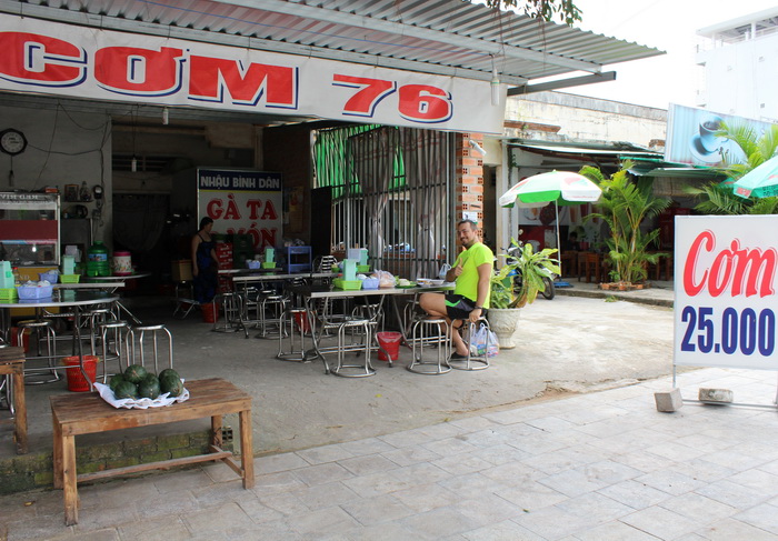 локал кафе во вьетнаме на фукуоке где дёшево поесть